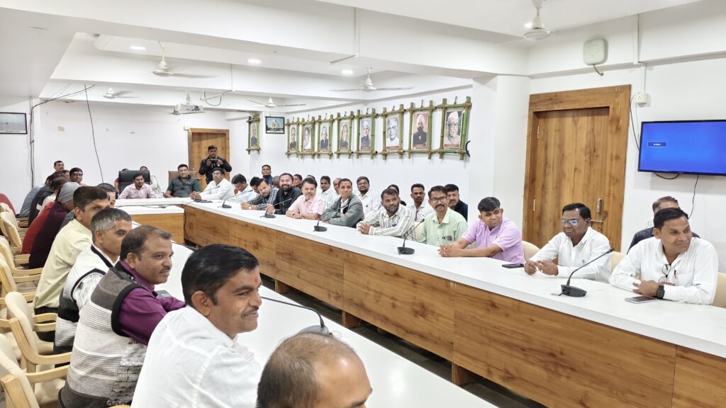 મતદારયાદી ખાસ સઘન સુધારણા કાર્યક્રમ-દાહોદ* *દાહોદ કલેકટરશ્રી યોગેશ નિરગુડેએ મતદારયાદી સઘન સુધારણા કાર્યક્રમ અંતર્ગત ઉત્કૃષ્ટ કામગીરી કરનાર બુથ લેવલ ઓફિસરો, સુપરવાઇઝરને સન્માનિત કર્યા*