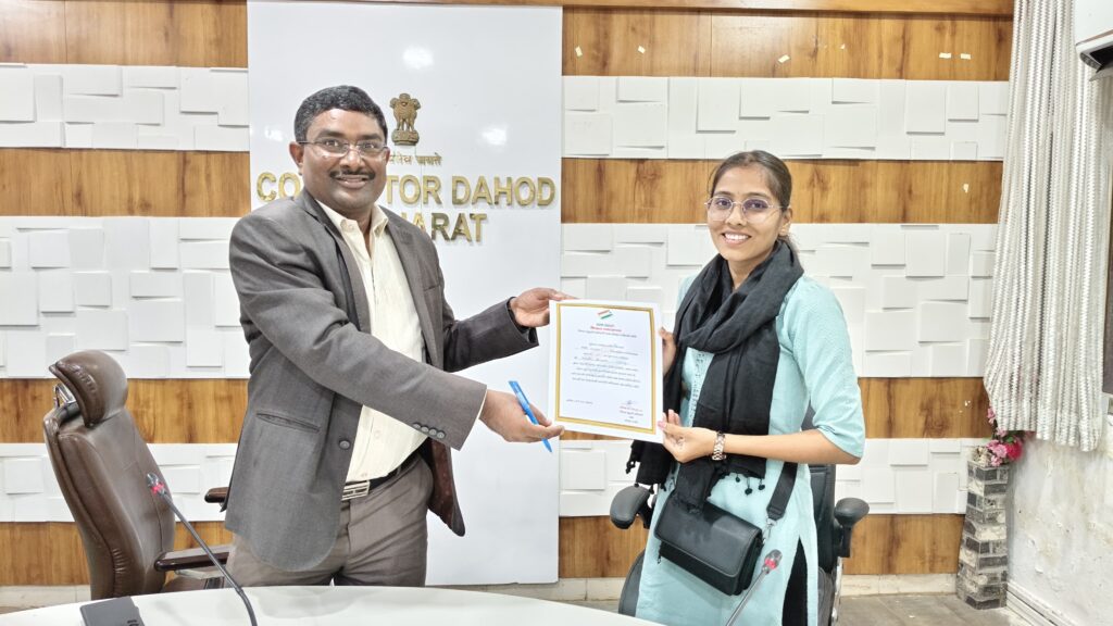મતદારયાદી ખાસ સઘન સુધારણા કાર્યક્રમ-દાહોદ* *દાહોદ કલેકટરશ્રી યોગેશ નિરગુડેએ મતદારયાદી સઘન સુધારણા કાર્યક્રમ અંતર્ગત ઉત્કૃષ્ટ કામગીરી કરનાર બુથ લેવલ ઓફિસરો, સુપરવાઇઝરને સન્માનિત કર્યા*