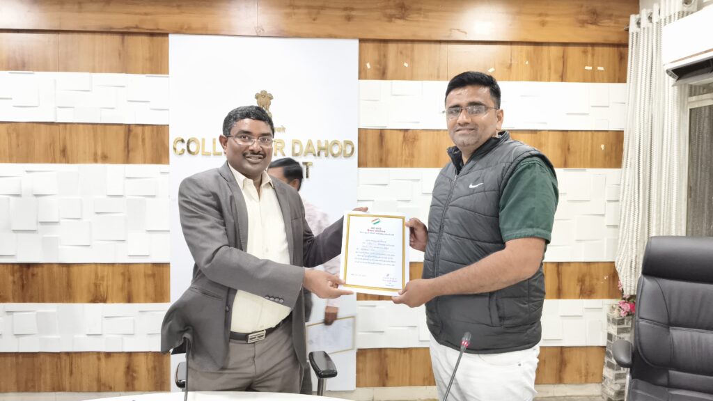 મતદારયાદી ખાસ સઘન સુધારણા કાર્યક્રમ-દાહોદ* *દાહોદ કલેકટરશ્રી યોગેશ નિરગુડેએ મતદારયાદી સઘન સુધારણા કાર્યક્રમ અંતર્ગત ઉત્કૃષ્ટ કામગીરી કરનાર બુથ લેવલ ઓફિસરો, સુપરવાઇઝરને સન્માનિત કર્યા*