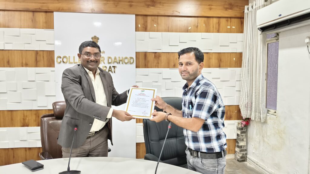 મતદારયાદી ખાસ સઘન સુધારણા કાર્યક્રમ-દાહોદ* *દાહોદ કલેકટરશ્રી યોગેશ નિરગુડેએ મતદારયાદી સઘન સુધારણા કાર્યક્રમ અંતર્ગત ઉત્કૃષ્ટ કામગીરી કરનાર બુથ લેવલ ઓફિસરો, સુપરવાઇઝરને સન્માનિત કર્યા*
