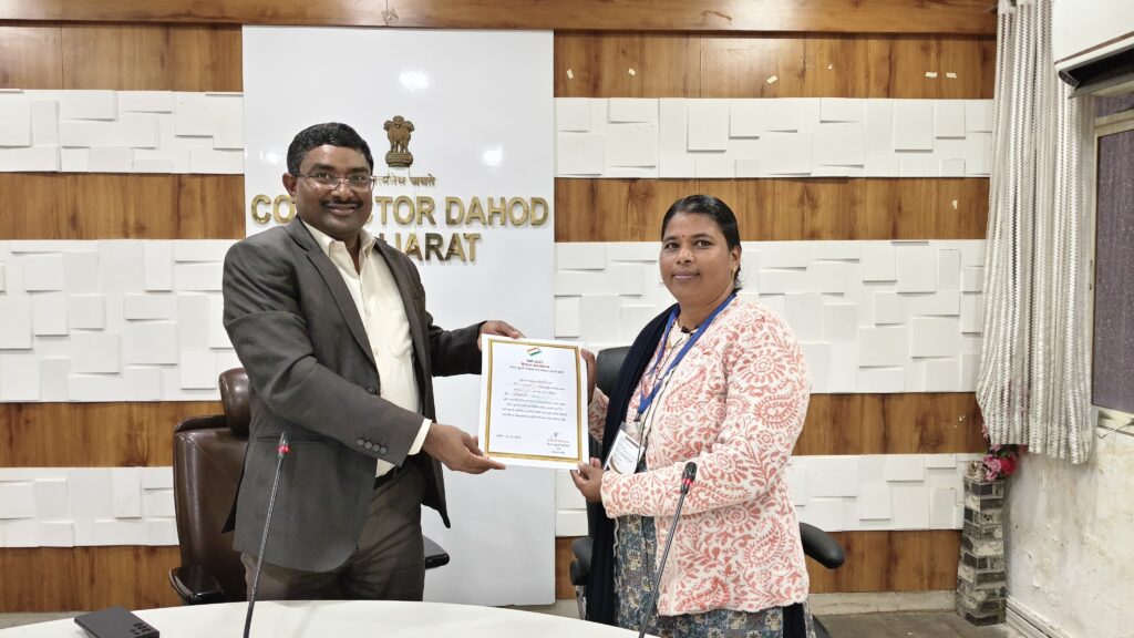 મતદારયાદી ખાસ સઘન સુધારણા કાર્યક્રમ-દાહોદ* *દાહોદ કલેકટરશ્રી યોગેશ નિરગુડેએ મતદારયાદી સઘન સુધારણા કાર્યક્રમ અંતર્ગત ઉત્કૃષ્ટ કામગીરી કરનાર બુથ લેવલ ઓફિસરો, સુપરવાઇઝરને સન્માનિત કર્યા*
