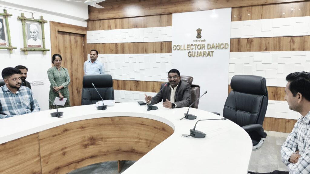 મતદારયાદી ખાસ સઘન સુધારણા કાર્યક્રમ-દાહોદ* *દાહોદ કલેકટરશ્રી યોગેશ નિરગુડેએ મતદારયાદી સઘન સુધારણા કાર્યક્રમ અંતર્ગત ઉત્કૃષ્ટ કામગીરી કરનાર બુથ લેવલ ઓફિસરો, સુપરવાઇઝરને સન્માનિત કર્યા*