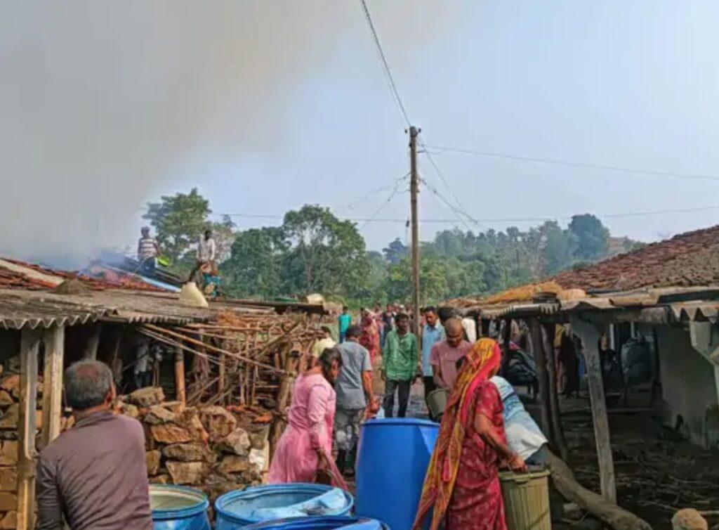 લીમખેડાના જાદા ગામમાં સિલિન્ડર બ્લાસ્ટ થતાં ભીષણ આગ: ત્રણ મકાનો સંપૂર્ણપણે બળીને ખાખ,  લાખો રૂપિયાનો સામાન ભસ્મીભૂત થયો, સદનસીબે જાનહાની ટળી