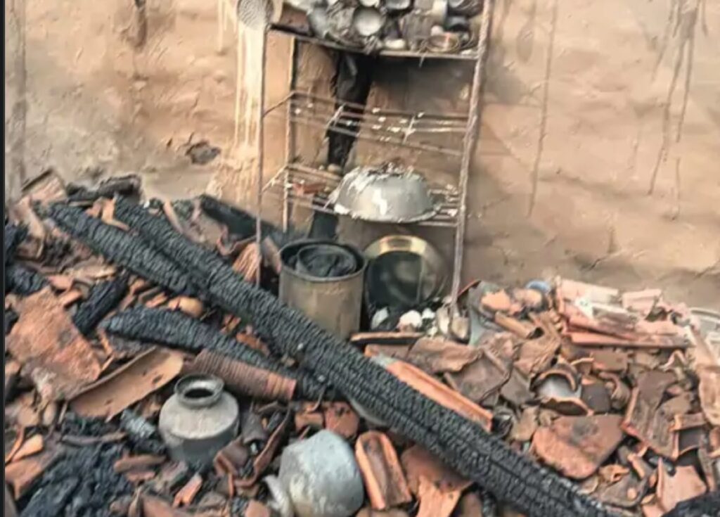 લીમખેડાના જાદા ગામમાં સિલિન્ડર બ્લાસ્ટ થતાં ભીષણ આગ: ત્રણ મકાનો સંપૂર્ણપણે બળીને ખાખ,  લાખો રૂપિયાનો સામાન ભસ્મીભૂત થયો, સદનસીબે જાનહાની ટળી