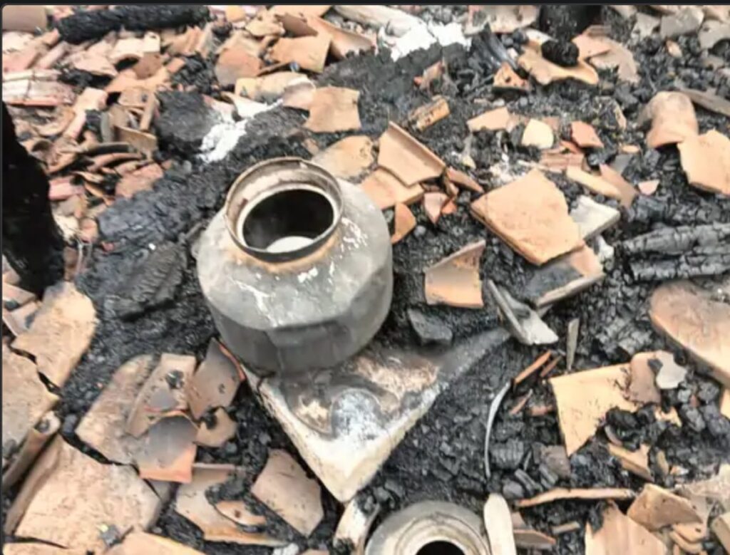 લીમખેડાના જાદા ગામમાં સિલિન્ડર બ્લાસ્ટ થતાં ભીષણ આગ: ત્રણ મકાનો સંપૂર્ણપણે બળીને ખાખ,  લાખો રૂપિયાનો સામાન ભસ્મીભૂત થયો, સદનસીબે જાનહાની ટળી