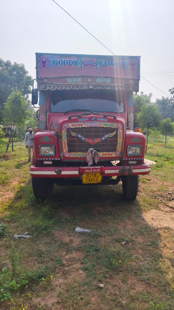 ગેરકાયદેસર લાકડાની હેરફેર અટકાવવા મહીસાગર વન વિભાગનું સફળ ઓપરેશન: બે વાહનો ઝડપાયા