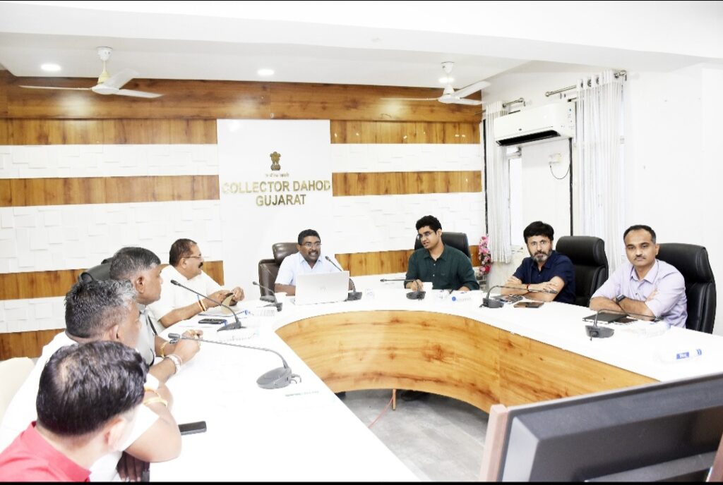 *દાહોદ કલેકટરશ્રી યોગેશ નિરગુડેના અધ્યક્ષ સ્થાને એકતા દિવસ અને બિરસા મુંડાની ૧૫૦ મી જન્મજયંતિની ઉજવણી અન્વયે બેઠક યોજાઈ* *રાજ્યભરમાં યોજાનાર ' યુનિટી માર્ચ' પદયાત્રાનો જૂનાગઢ ખાતેથી થશે શુભારંભ*