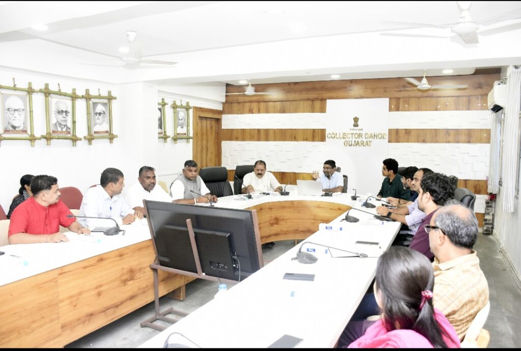 *દાહોદ કલેકટરશ્રી યોગેશ નિરગુડેના અધ્યક્ષ સ્થાને એકતા દિવસ અને બિરસા મુંડાની ૧૫૦ મી જન્મજયંતિની ઉજવણી અન્વયે બેઠક યોજાઈ* *રાજ્યભરમાં યોજાનાર ' યુનિટી માર્ચ' પદયાત્રાનો જૂનાગઢ ખાતેથી થશે શુભારંભ*