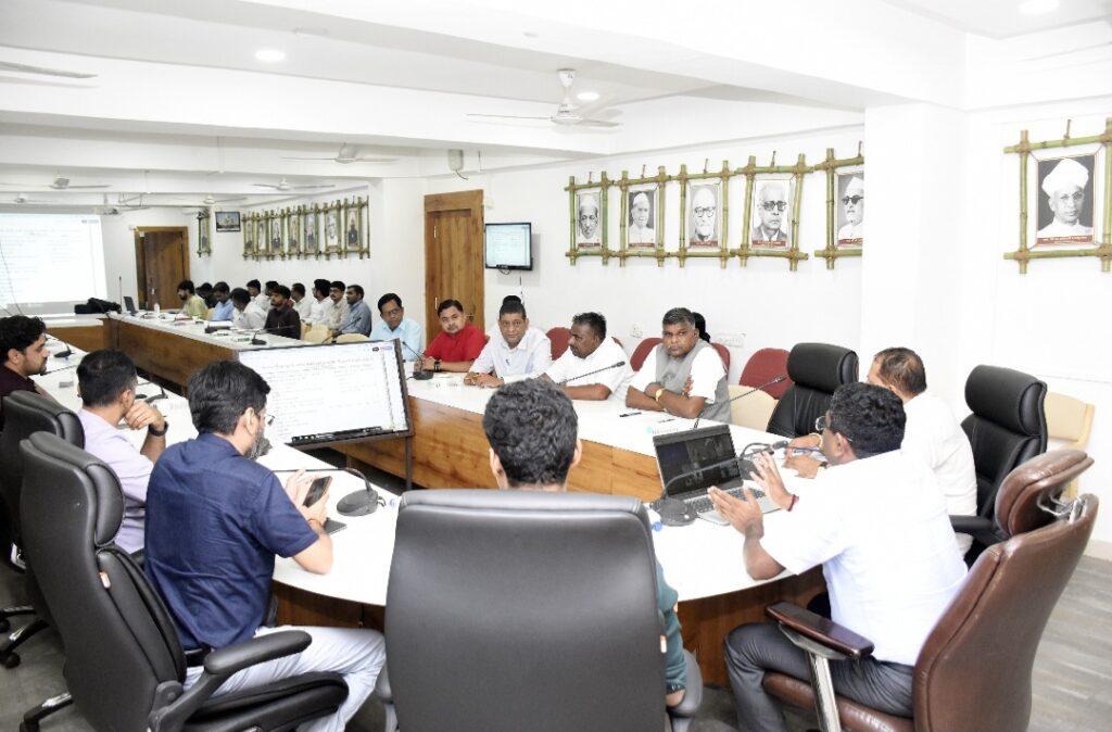 *દાહોદ કલેકટરશ્રી યોગેશ નિરગુડેના અધ્યક્ષ સ્થાને એકતા દિવસ અને બિરસા મુંડાની ૧૫૦ મી જન્મજયંતિની ઉજવણી અન્વયે બેઠક યોજાઈ* *રાજ્યભરમાં યોજાનાર ' યુનિટી માર્ચ' પદયાત્રાનો જૂનાગઢ ખાતેથી થશે શુભારંભ*