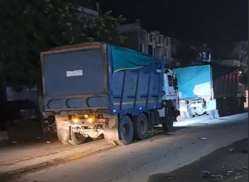 રાજસ્થાનમાં રેતીની માંગને લઈ રેતી ભરેલા નંબર પ્લેટ વગરના ડમ્પરોનું કતારબંધ રાજસ્થાન તરફ પ્રયાણ. દાહોદમાં રાત્રિ દરમિયાન ધમધમતો ગેરકાયદેસર રેતીનો કાળો કારોબાર.!