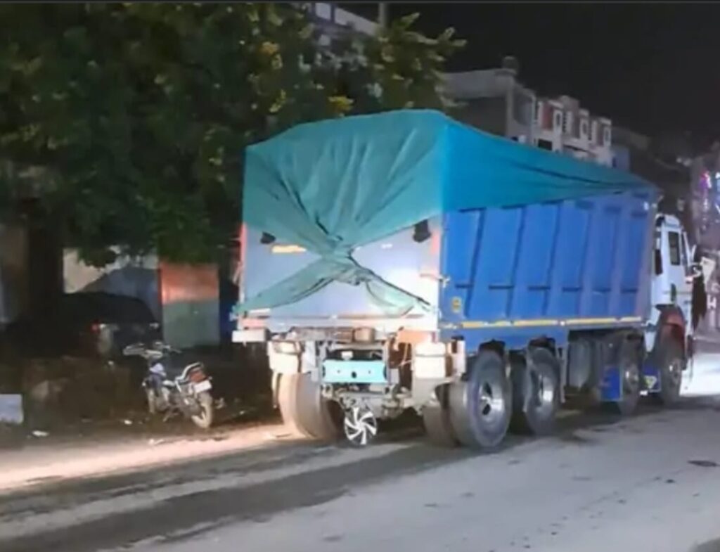 રાજસ્થાનમાં રેતીની માંગને લઈ રેતી ભરેલા નંબર પ્લેટ વગરના ડમ્પરોનું કતારબંધ રાજસ્થાન તરફ પ્રયાણ. દાહોદમાં રાત્રિ દરમિયાન ધમધમતો ગેરકાયદેસર રેતીનો કાળો કારોબાર.!