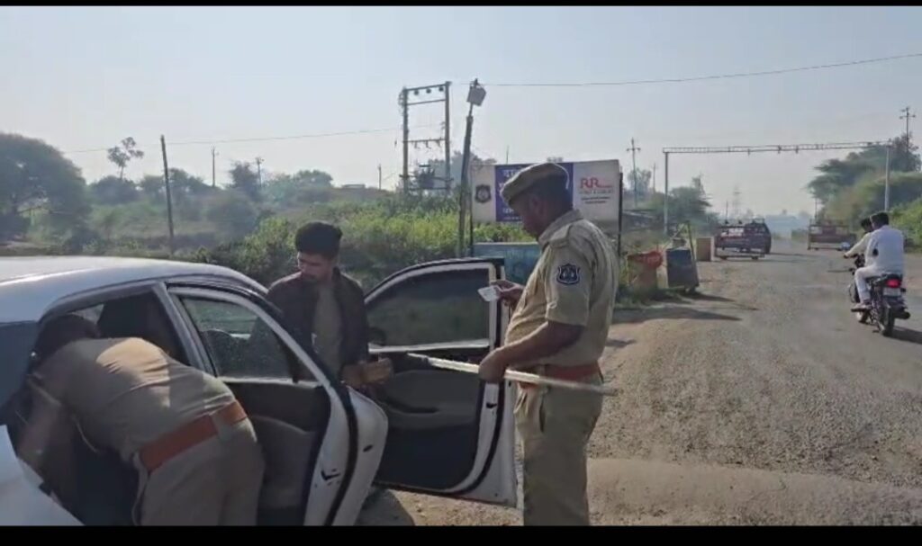 ઝાલોદ ની ધાવડીયા ચેક પોસ્ટ પર દિલ્હી બ્લાસ્ટને લઈ જીલ્લા પોલીસ તંત્ર એલર્ટ મોડ પર : સધન ચેકીંગ હાથ ધરાઈ દાહોદ જીલ્લાના ગેસ્ટ હાઉસો ઉપર ચેકીંગ હાથ ધરી સાથે બસ સ્ટેશન વિસ્તારમાં ચેકીંગ તેમજ રાત્રી દરમ્યાન શંકાસ્પદ લોકોની પૂછપરછ પણ કરવામાં આવી રહી છે