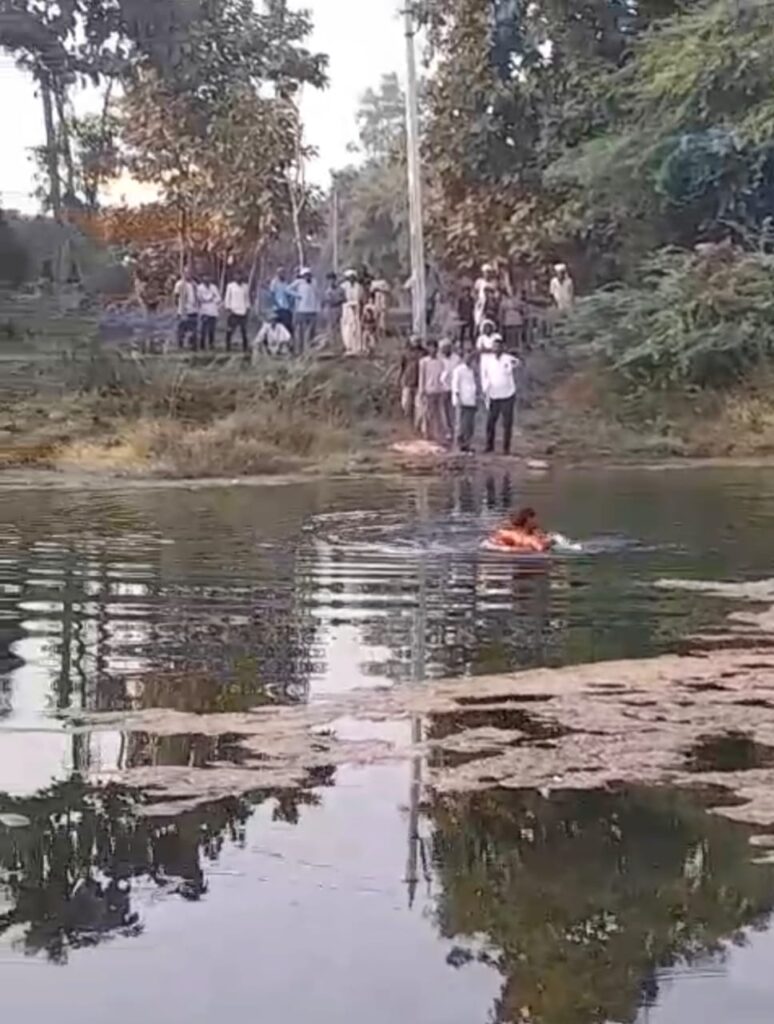 *સુખસર તાલુકાના સરસ્વાપૂર્વ ગામના 58 વર્ષીય આધેડ અકસ્માતે નદીના પાણીમાં પડતા મોત* *મૃતક 28 નવેમ્બરના રોજ નદી બાજુ ખેતરમાં જાઉં છું તેમ જણાવી ઘરેથી નીકળ્યા બાદ 30 નવેમ્બરના રોજ નદીમાંથી લાશ મળી આવી*