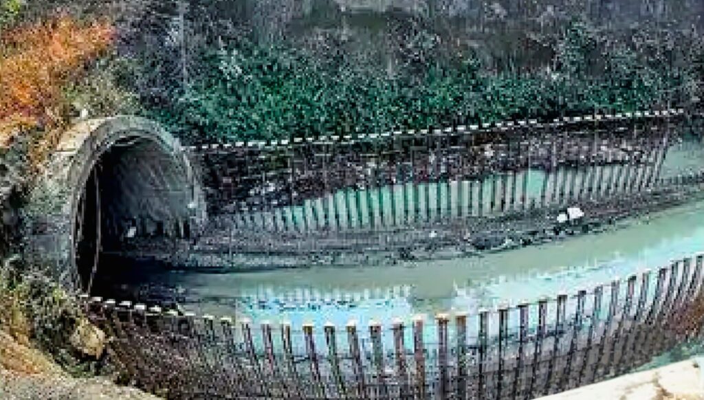 ઇન્દોર-દાહોદ રેલ લાઈન પ્રોજેક્ટ પૂર્ણ થવાથી બંને શહેરો વચ્ચે ૮૮ કિમીનું અંતર ઘટશે,. ટીહી ટનલ:આ મહિને ૨.૯૫ કિમીના વિભાગમાંથી ૧.૮૭ કિમી ભાગમાં બૈલેસ્ટલેસ ટ્રેક નાખવાનું કામ શરૂ થશે..