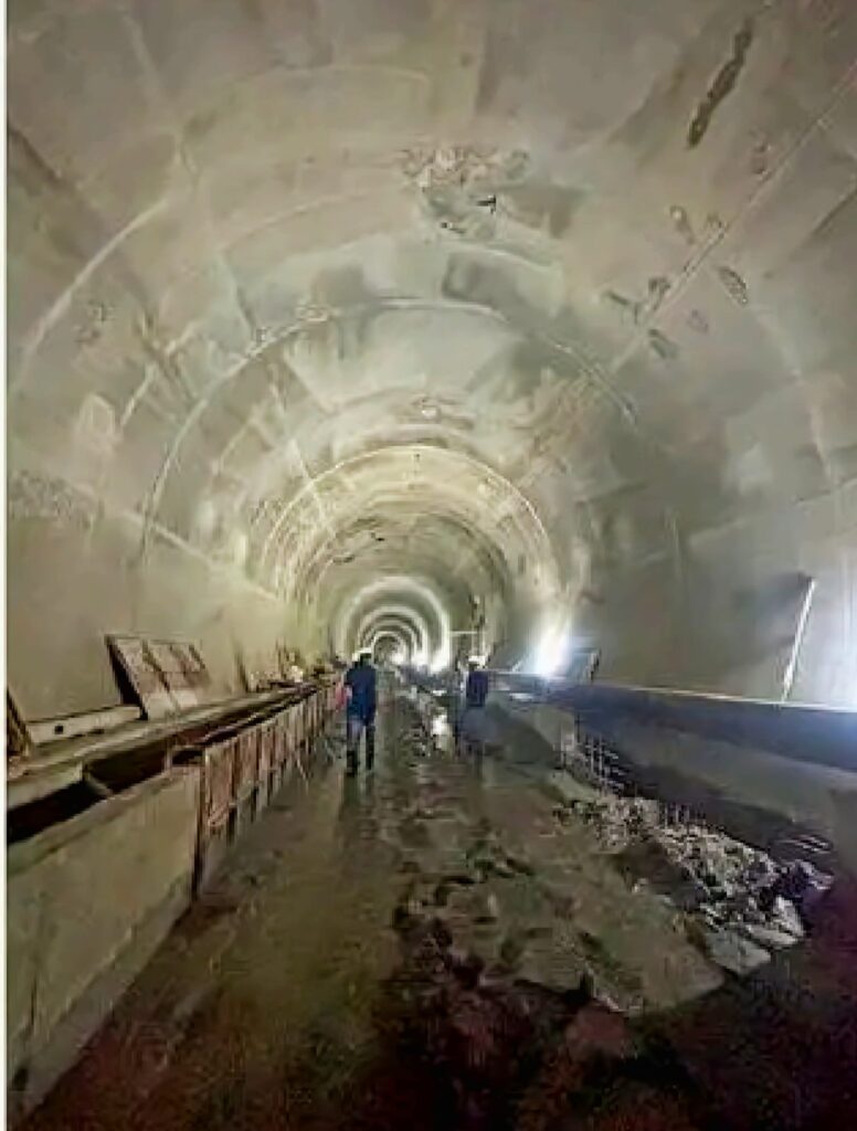 ઇન્દોર-દાહોદ રેલ લાઈન પ્રોજેક્ટ પૂર્ણ થવાથી બંને શહેરો વચ્ચે ૮૮ કિમીનું અંતર ઘટશે,. ટીહી ટનલ:આ મહિને ૨.૯૫ કિમીના વિભાગમાંથી ૧.૮૭ કિમી ભાગમાં બૈલેસ્ટલેસ ટ્રેક નાખવાનું કામ શરૂ થશે..