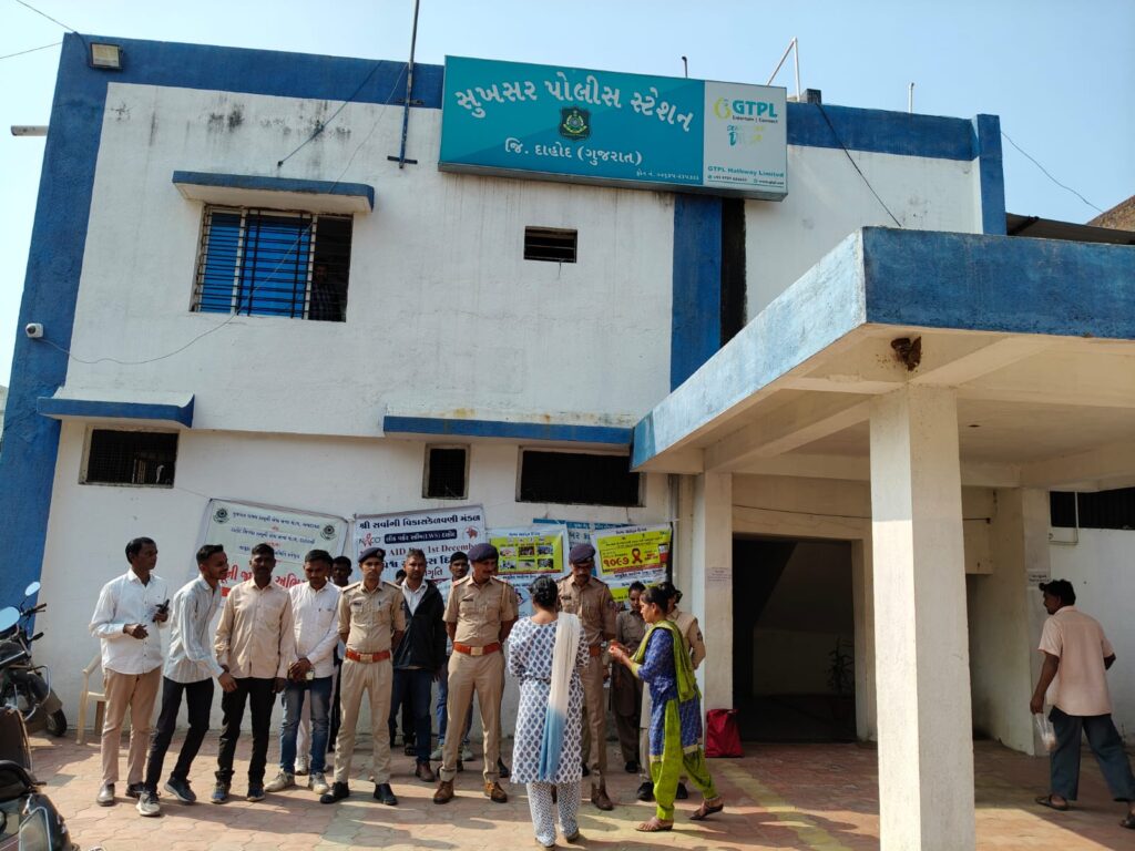 સુખસર તાલુકાના મોટીઢઢેલી પ્રાથમિક આરોગ્ય કેન્દ્ર દ્વારા પોર્ટેબલ એક્સરે કેમ્પનું આયોજન કરાયું* *સુખસર સી.એચ.સી દ્વારા સુખસર પોલીસ સ્ટેશનમાં વિશ્વ એઇડ્સ દિવસની ઉજવણી કરવામાં આવી*