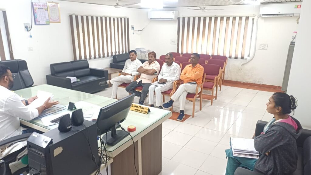 ઝાલોદમાં SDM ની અધ્યક્ષતામાં SIR ની કામગીરીની વિગતવાર ચર્ચા સંદર્ભે રાજકીય આગેવાનો-BLO સાથે બેઠક યોજાઈ. 