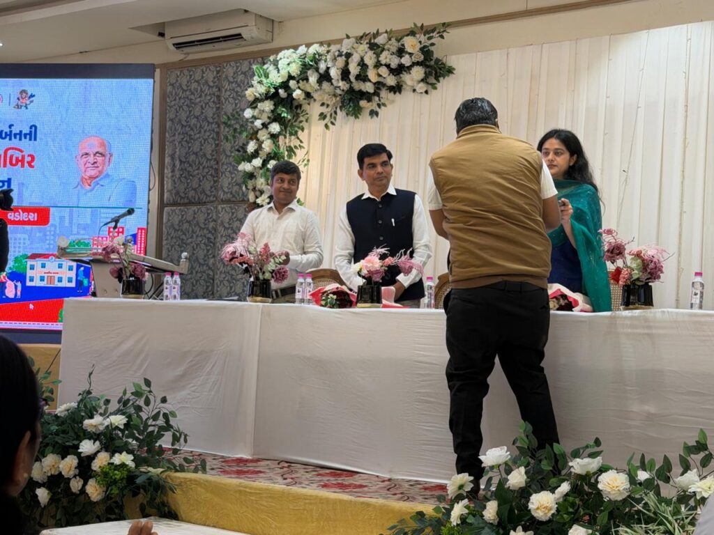 ચિંતન શિબિરમાં તત્કાલીન અને વર્તમાન ચીફ ઓફિસર તથા ટીમ નગરપાલિકાને મળ્યું બહુમાન..દાહોદ નગરપાલિકાને સ્વચ્છતા સર્વેક્ષણ 2024-25 માં ઉત્કૃષ્ટ કામગીરી બદલ વડોદરામાં સન્માનિત કરાયા
