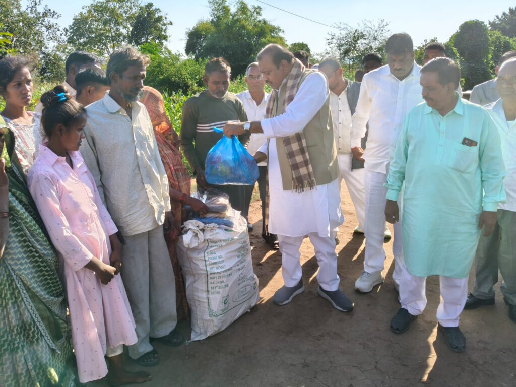 સિંગવડના બારેલા ગામે લાગેલી આગની ઘટનામાં પીડિત પરિવારની મુલાકાત લેતા સાંસદ જશવંતસિંહ ભાભોર