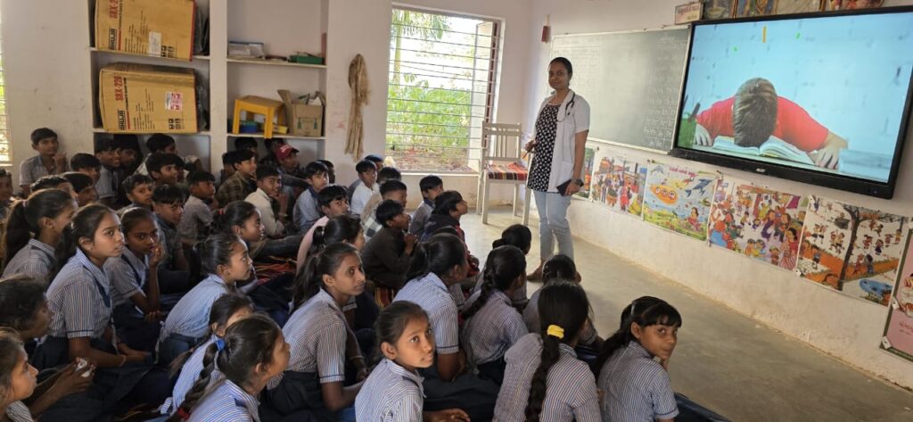 ગામે ગામ આરોગ્ય કિરણ : દાહોદ જીલ્લામાં આરોગ્યનું ઉજાસ કિરણ* *શાંતિનિકેતન હાઈસ્કુલ ખાખરીયા ખાતે યોજાયેલ સ્કુલ હેલ્થ પ્રોગ્રામની જિલ્લા વિકાસ અધિકારીશ્રીએ લીધી મુલાકાત*