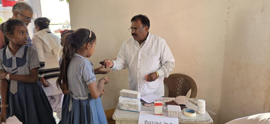 ગામે ગામ આરોગ્ય કિરણ : દાહોદ જીલ્લામાં આરોગ્યનું ઉજાસ કિરણ* *શાંતિનિકેતન હાઈસ્કુલ ખાખરીયા ખાતે યોજાયેલ સ્કુલ હેલ્થ પ્રોગ્રામની જિલ્લા વિકાસ અધિકારીશ્રીએ લીધી મુલાકાત*