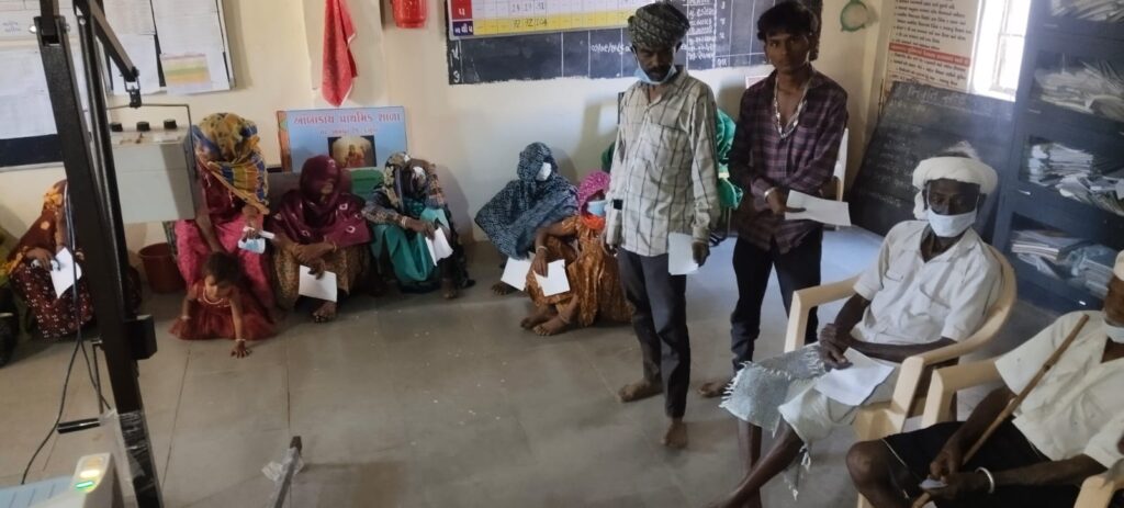 *પોટ્રેબલ એક્સ-રે મશીન દ્વારા ધાનપુર તાલુકાના નવાનગર પીએચસીના આંબાકાચ તેમજ ટોકરવા ખાતે ટીબીના વનરેબલ સ્ક્રીનિંગ: (આંબાકાચ-૧૭૦ તેમજ ટોકરવા -૯૫) લાભાર્થીઓની કરાઇ તપાસ*  *સૌ સાથે મળીને બનાવીએ ટીબી મુક્ત ભારત*