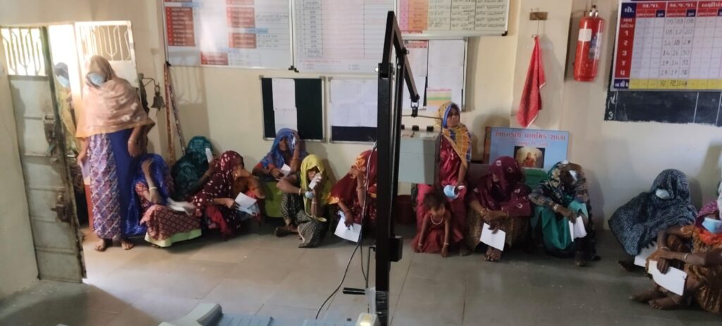 *પોટ્રેબલ એક્સ-રે મશીન દ્વારા ધાનપુર તાલુકાના નવાનગર પીએચસીના આંબાકાચ તેમજ ટોકરવા ખાતે ટીબીના વનરેબલ સ્ક્રીનિંગ: (આંબાકાચ-૧૭૦ તેમજ ટોકરવા -૯૫) લાભાર્થીઓની કરાઇ તપાસ*  *સૌ સાથે મળીને બનાવીએ ટીબી મુક્ત ભારત*