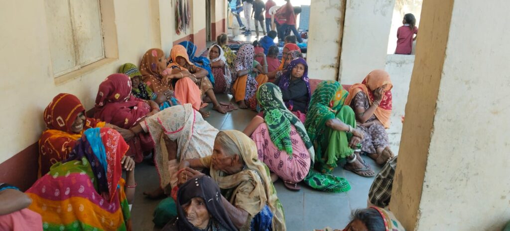 *પોટ્રેબલ એક્સ-રે મશીન દ્વારા ધાનપુર તાલુકાના નવાનગર પીએચસીના આંબાકાચ તેમજ ટોકરવા ખાતે ટીબીના વનરેબલ સ્ક્રીનિંગ: (આંબાકાચ-૧૭૦ તેમજ ટોકરવા -૯૫) લાભાર્થીઓની કરાઇ તપાસ*  *સૌ સાથે મળીને બનાવીએ ટીબી મુક્ત ભારત*