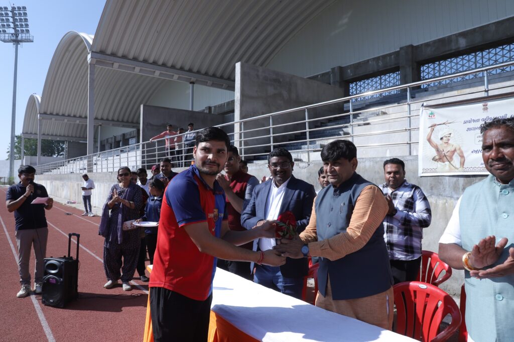 સ્માર્ટ સીટી સ્પોર્ટ્સ કોમ્પ્લેક્ષ દાહોદ ખાતે જિલ્લા કક્ષાના રમતોત્સવનો રાજ્યકક્ષાના મંત્રીશ્રી કમલેશભાઈ પટેલના હસ્તે શુભારંભ*