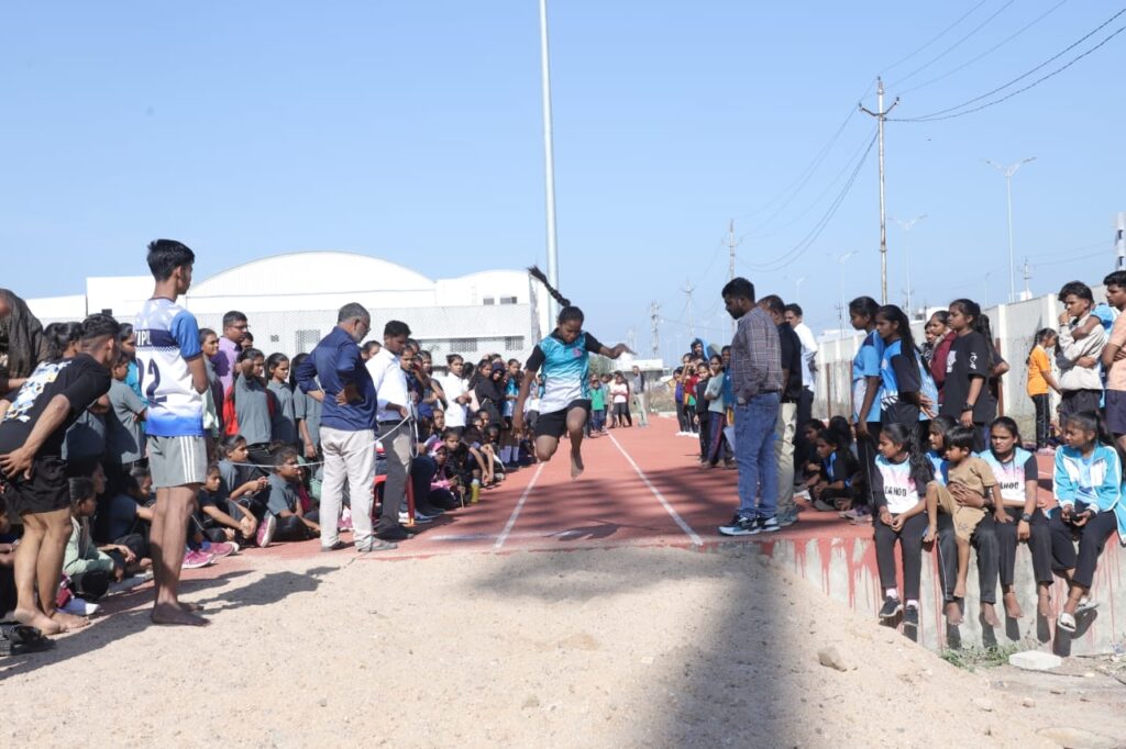 સ્માર્ટ સીટી સ્પોર્ટ્સ કોમ્પ્લેક્ષ દાહોદ ખાતે જિલ્લા કક્ષાના રમતોત્સવનો રાજ્યકક્ષાના મંત્રીશ્રી કમલેશભાઈ પટેલના હસ્તે શુભારંભ*