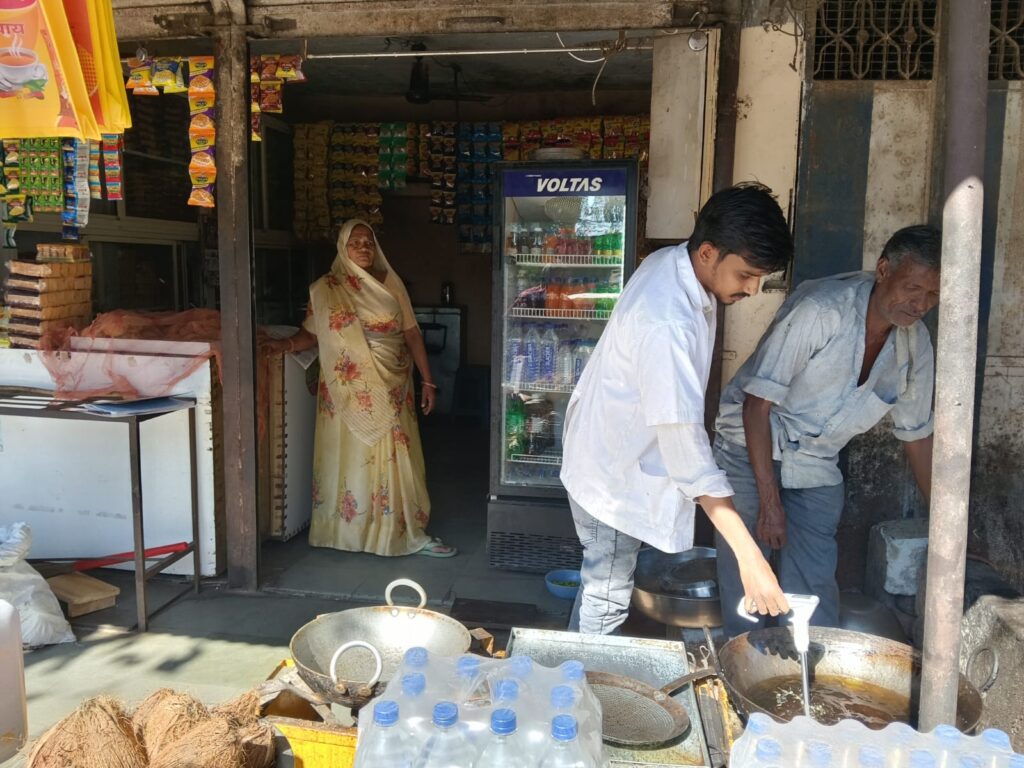 ગરબાડામાં ફ્રુડ વિભાગ દ્વારા ચેકિંગ હાથ ધરાયું,૧૪ નાસ્તાની દુકામાં તેલ ચેક કરાયું .. ફ્રુટ વિભાગ દ્વારા નાસ્તા ની દુકાન પરથી 4 કિલો એક્સપાયરીડેટ વાળી સેવનો નાશ કરાયો..