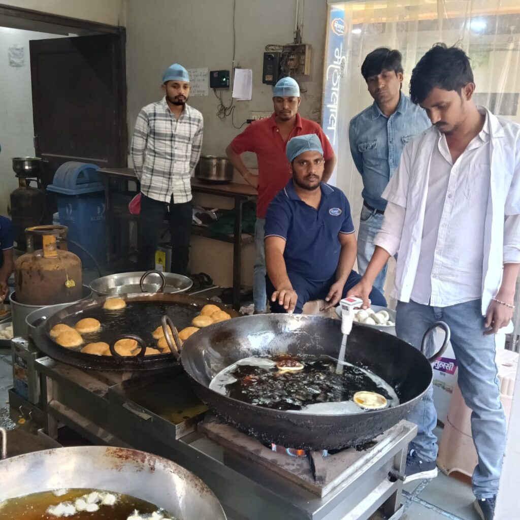 ગરબાડામાં ફ્રુડ વિભાગ દ્વારા ચેકિંગ હાથ ધરાયું,૧૪ નાસ્તાની દુકામાં તેલ ચેક કરાયું .. ફ્રુટ વિભાગ દ્વારા નાસ્તા ની દુકાન પરથી 4 કિલો એક્સપાયરીડેટ વાળી સેવનો નાશ કરાયો..