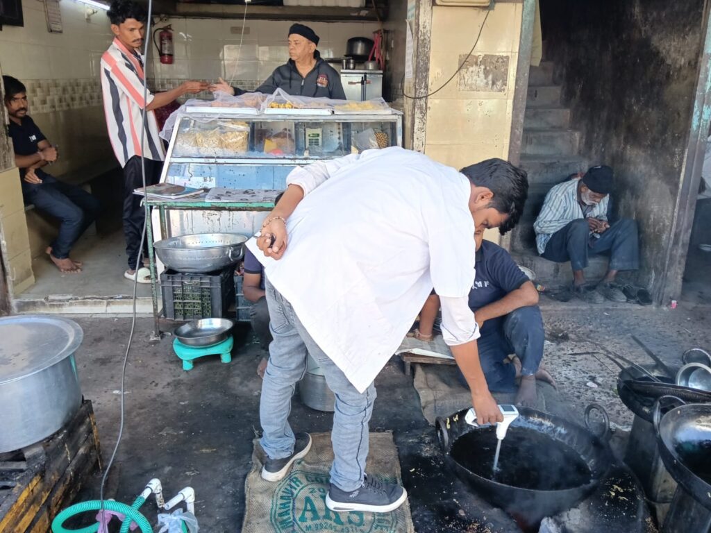 ગરબાડામાં ફ્રુડ વિભાગ દ્વારા ચેકિંગ હાથ ધરાયું,૧૪ નાસ્તાની દુકામાં તેલ ચેક કરાયું .. ફ્રુટ વિભાગ દ્વારા નાસ્તા ની દુકાન પરથી 4 કિલો એક્સપાયરીડેટ વાળી સેવનો નાશ કરાયો..