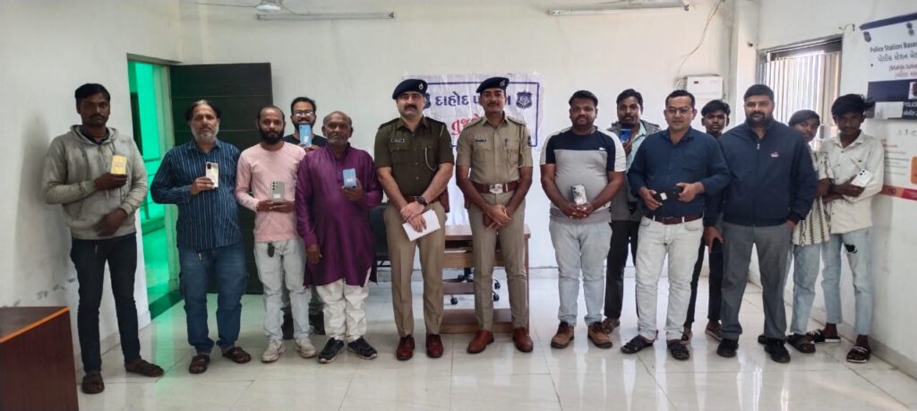 દાહોદ પોલીસે "તેરા તુજકો અર્પણ"અંતર્ગત ત્રણ લાખ ઉપરાંત મુદ્દામાલ માલિકોને પરત કર્યો.