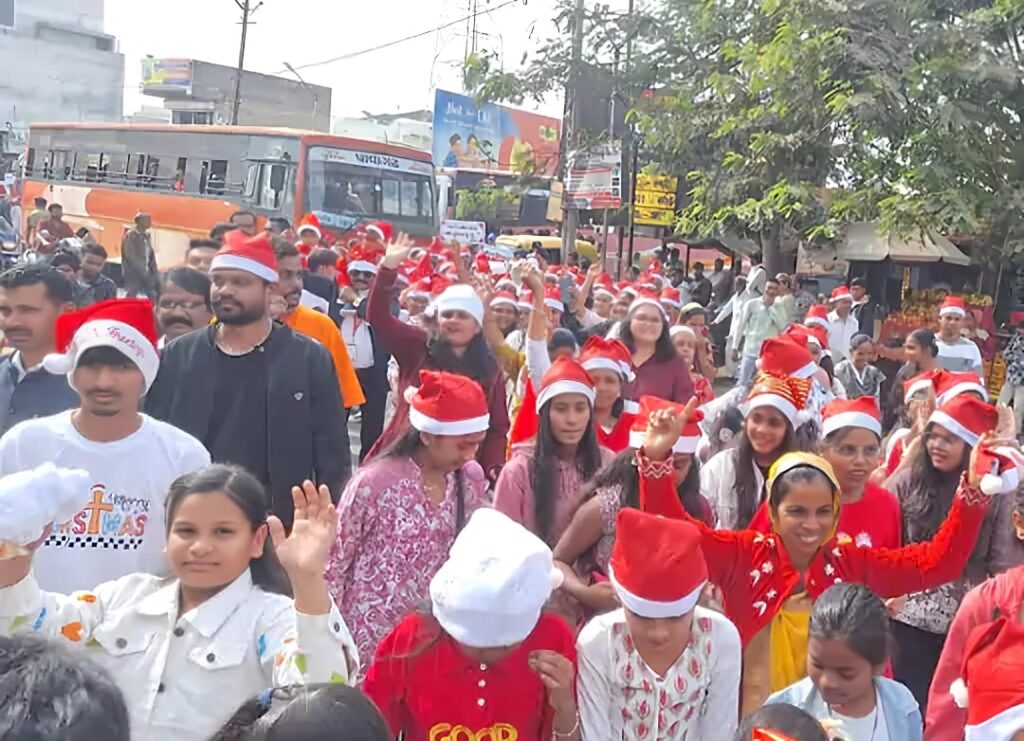 ઝાલોદમાં નાતાલ પૂર્વે ભવ્ય ક્રિસમસ શાંતિ યાત્રાનું આયોજન:CNI ચર્ચ દ્વારા પ્રેમ, શાંતિ અને ભાઈચારા નો સંદેશ આપવામાં આવ્યો.