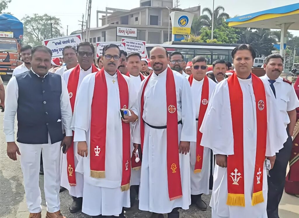 ઝાલોદમાં નાતાલ પૂર્વે ભવ્ય ક્રિસમસ શાંતિ યાત્રાનું આયોજન:CNI ચર્ચ દ્વારા પ્રેમ, શાંતિ અને ભાઈચારા નો સંદેશ આપવામાં આવ્યો.