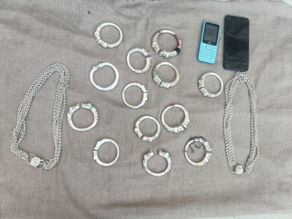 ઝાલોદ પોલીસે નકલી ચાંદીના દાગીનાની છેતરપિંડી કરનાર ગેંગ ઝડપાઈ નકલી ચાંદીના કડલા-ભોરીયા આપી રૂ. 39 હજારની છેતરપિંડી, 3 આરોપી ઝડપાયા