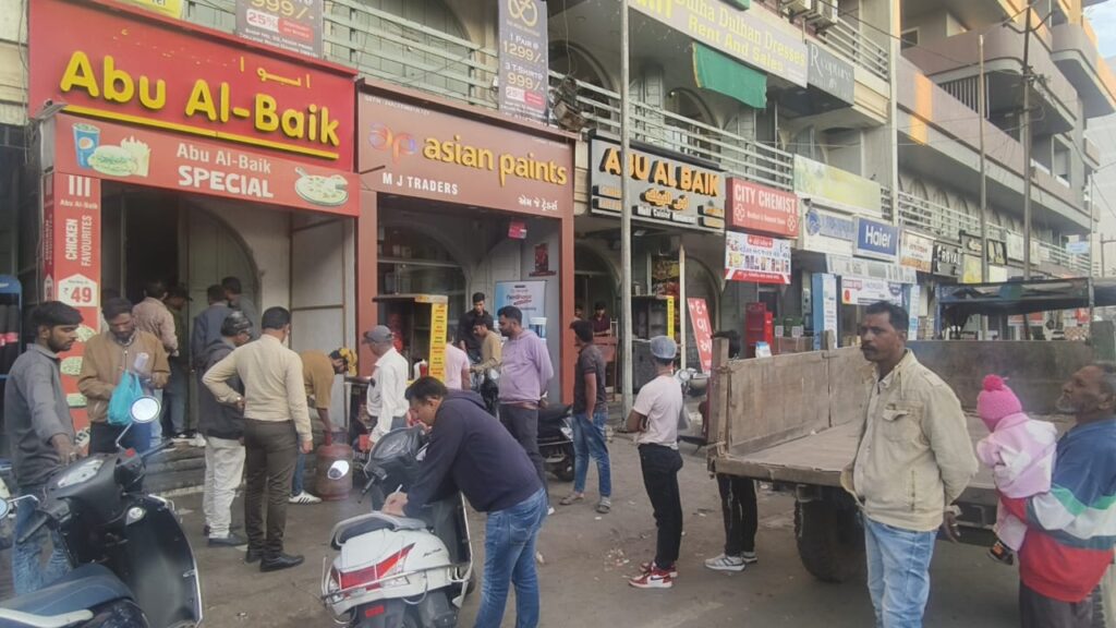 દાહોદમાં ગંદકી ફેલાવનાર સામે નગરપાલિકા એક્શનમાં, 7 દુકાનો સીલ કરાઈ.. સ્ટેશન રોડ અને ઝાલોદ રોડ રેલવે ઓવરબિ્રજ વિસ્તારમાં સ્વચ્છતાના અભાવે કાર્યવાહી, 