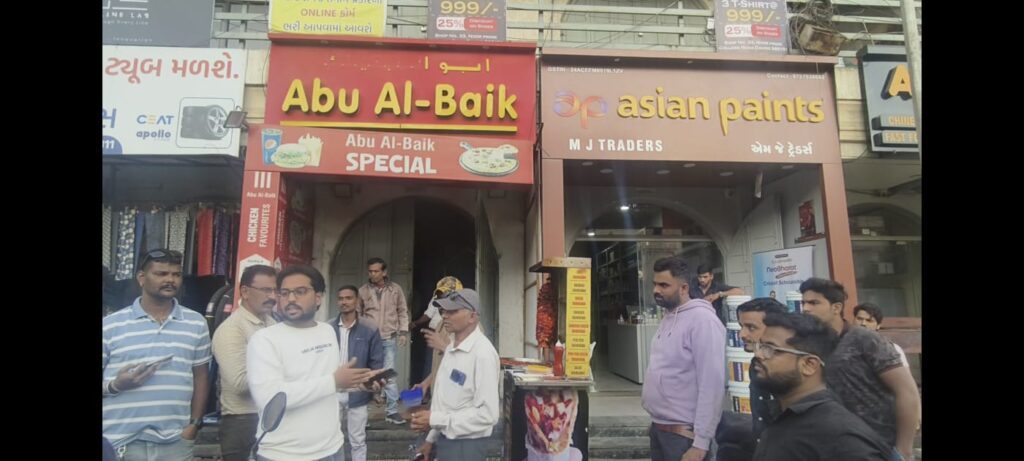 દાહોદમાં ગંદકી ફેલાવનાર સામે નગરપાલિકા એક્શનમાં, 7 દુકાનો સીલ કરાઈ.. સ્ટેશન રોડ અને ઝાલોદ રોડ રેલવે ઓવરબિ્રજ વિસ્તારમાં સ્વચ્છતાના અભાવે કાર્યવાહી, 