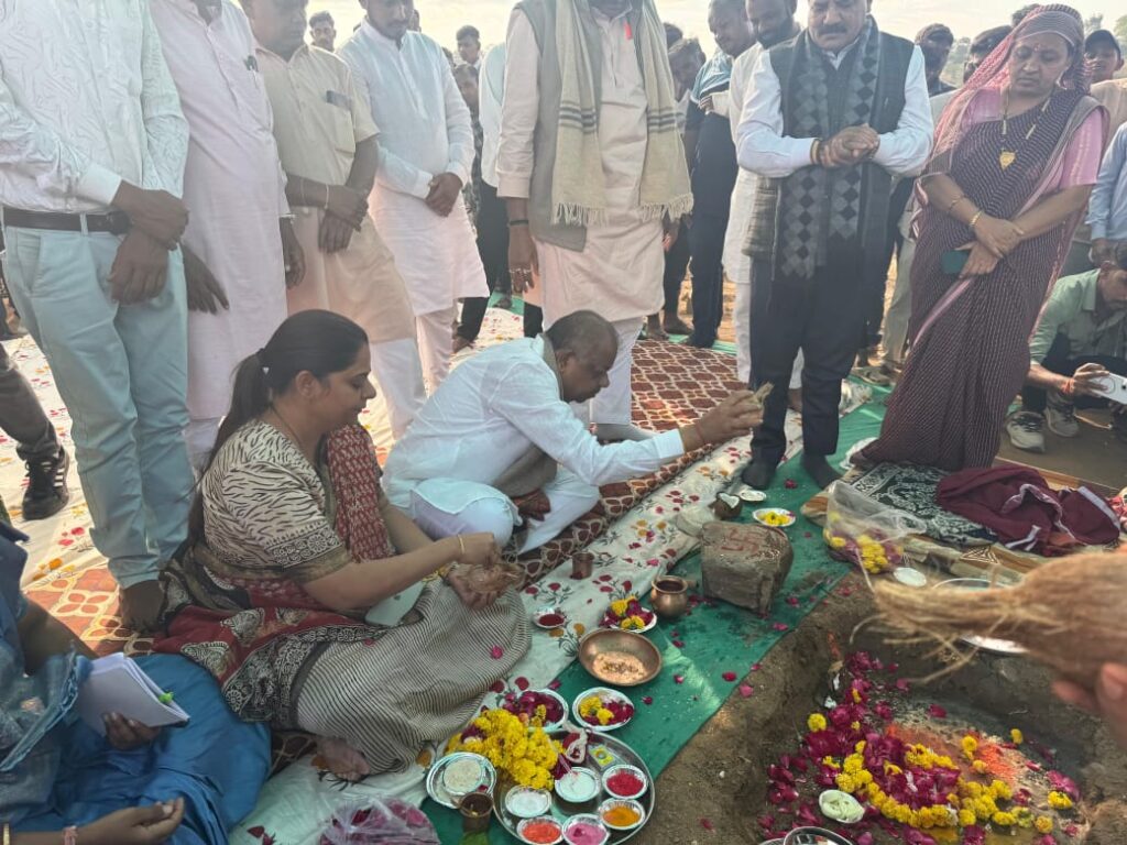 દેવગઢ બારિયા તાલુકાના પાનમ નદી ઉપર કન્સ્ટ્રકશન ઓફ બ્રિજનું જીલ્લા પંચાયતના પ્રમુખશ્રી કરણસિંહ ડામોર અને સાંસદશ્રી જશવંતસિંહ ભાભોરના હસ્તે કરાયું ખાતમુહૂર્ત*  *ધાનપુર તાલુકાના પાનમ નદી ઉપર કન્સ્ટ્રકશન ઓફ મેજર બ્રિજનુ જિલ્લા પ્રમુખશ્રી, સાંસદશ્રી, ધારાસભ્યશ્રીના હસ્તે કરાયું ખાતમુહૂર્ત* 