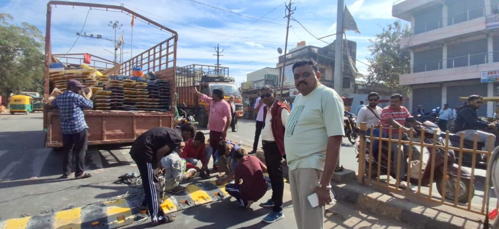 બેલગામ વાહનોને અંકુશમાં લેવા સ્માર્ટ રોડ પર હવે સ્પીડ બ્રેકર.!  દાહોદના વિવિધ સ્માર્ટ રોડ ઉપર 54 થી વધુ સ્થળે પાલિકા હેવી ડ્યુટી રબરના સ્પીડ બ્રેકર મૂકવાની કામગીરી શરૂ..
