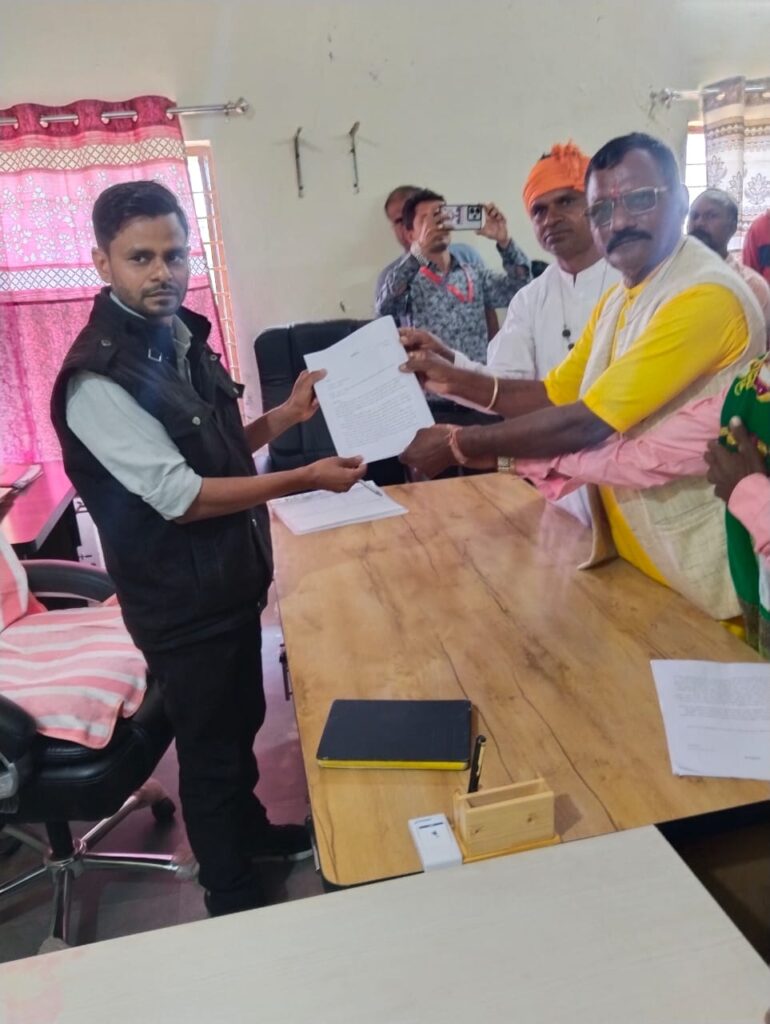 સુખસર-ફતેપુરા તાલુકામાં સરકારી ચોપડે નોંધાયેલ કાયદેસરના ખ્રિસ્તીઓને જ નાતાલ પર્વની ઉજવણી માટે મંજૂરી આપવા મામલતદારને આવેદનપત્ર અપાયું* *આદિવાસી વિસ્તારમાં ભોળા આદિવાસીઓને લોભ, લાલચ, સામ-દામ,દંડ અને ભેદની નીતિ અપનાવી ખ્રિસ્તીકરણ કરાતું હોવાનો આક્ષેપ કરાયો*