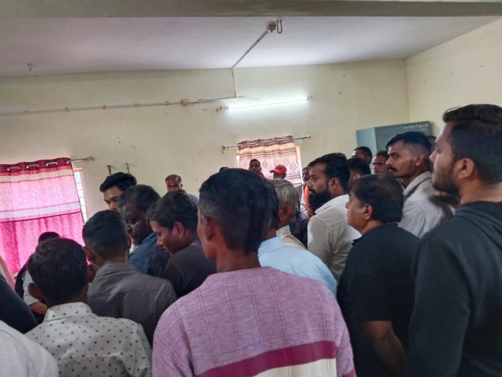 સુખસર-ફતેપુરા તાલુકામાં સરકારી ચોપડે નોંધાયેલ કાયદેસરના ખ્રિસ્તીઓને જ નાતાલ પર્વની ઉજવણી માટે મંજૂરી આપવા મામલતદારને આવેદનપત્ર અપાયું* *આદિવાસી વિસ્તારમાં ભોળા આદિવાસીઓને લોભ, લાલચ, સામ-દામ,દંડ અને ભેદની નીતિ અપનાવી ખ્રિસ્તીકરણ કરાતું હોવાનો આક્ષેપ કરાયો*