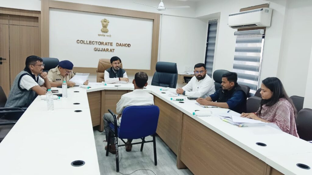 *અધિક નિવાસી કલેક્ટરશ્રી જે. એમ. રાવલના અધ્યક્ષ સ્થાને જિલ્લા સ્વાગત કાર્યકમ યોજાયો* *વહેલી તકે તમામ અરજીઓનો નિકાલ લાવવા અધિક નિવાસી કલેક્ટરશ્રીએ સંબંધિત અધિકારીઓને આપી સુચના*