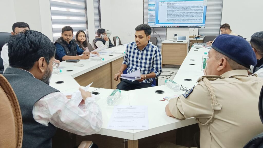 *અધિક નિવાસી કલેક્ટરશ્રી જે. એમ. રાવલના અધ્યક્ષ સ્થાને જિલ્લા સ્વાગત કાર્યકમ યોજાયો* *વહેલી તકે તમામ અરજીઓનો નિકાલ લાવવા અધિક નિવાસી કલેક્ટરશ્રીએ સંબંધિત અધિકારીઓને આપી સુચના*