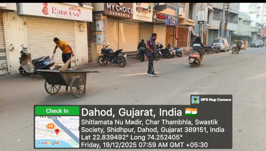 દાહોદ નગરપાલિકાનું ઐતિહાસિક ગ્રાઉન્ડ ઝીરો મોનિટરિંગ  અધિકારીઓ પદાધિકારી ઓફિસ છોડી પ્રજાની વચ્ચે ઉતર્યા દાહોદ નગરપાલિકાના અધિકારીઓ અને પદાધિકારીઓ ગ્રાઉન્ડ ઝીરો પર, પ્રજાના પ્રશ્નોનું સ્થળ પર સમાધાન