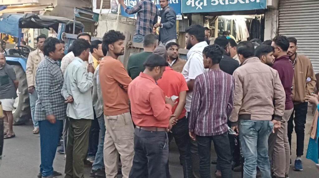 દાહોદમાં ગંદકી ફેલાવનાર સામે નગરપાલિકા એક્શનમાં, 7 દુકાનો સીલ કરાઈ.. સ્ટેશન રોડ અને ઝાલોદ રોડ રેલવે ઓવરબિ્રજ વિસ્તારમાં સ્વચ્છતાના અભાવે કાર્યવાહી, 