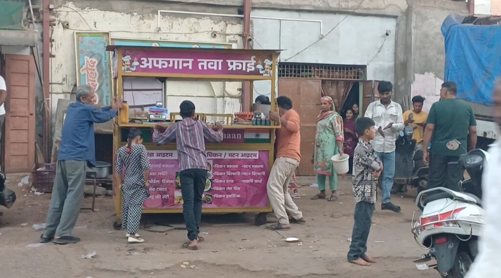 દાહોદમાં ગંદકી ફેલાવનાર સામે નગરપાલિકા એક્શનમાં, 7 દુકાનો સીલ કરાઈ.. સ્ટેશન રોડ અને ઝાલોદ રોડ રેલવે ઓવરબિ્રજ વિસ્તારમાં સ્વચ્છતાના અભાવે કાર્યવાહી, 