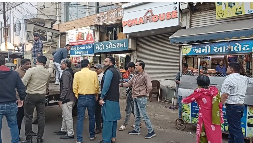 દાહોદમાં ગંદકી ફેલાવનાર સામે નગરપાલિકા એક્શનમાં, 7 દુકાનો સીલ કરાઈ.. સ્ટેશન રોડ અને ઝાલોદ રોડ રેલવે ઓવરબિ્રજ વિસ્તારમાં સ્વચ્છતાના અભાવે કાર્યવાહી, 