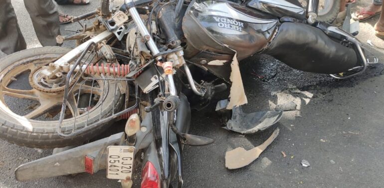    ફતેપુરા તાલુકાના બલૈયા ક્રોસિંગ પર બાઈક સામસામે ટકરાતા સર્જાયો અકસ્માત:મોટરસાઇકલ સવાર ગંભીર રીતે ઈજાગ્રસ્ત થતાં દવાખાને ખસેડાયા